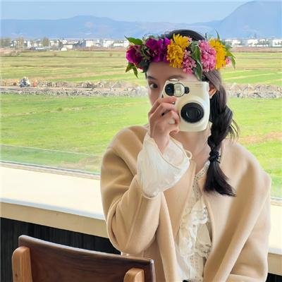 玻璃橱窗中的姑娘